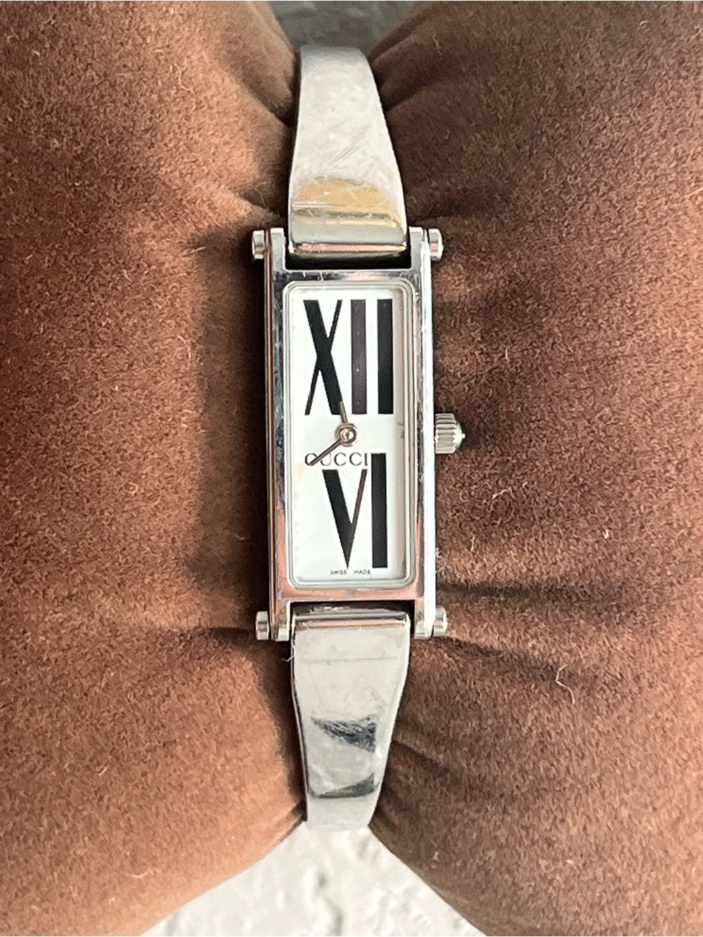 Gucci 1500L women’s watch. ROMAN NUMERALS DIAL.